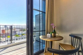 Luxurious Chic Apartment on Top Floor w/ Views